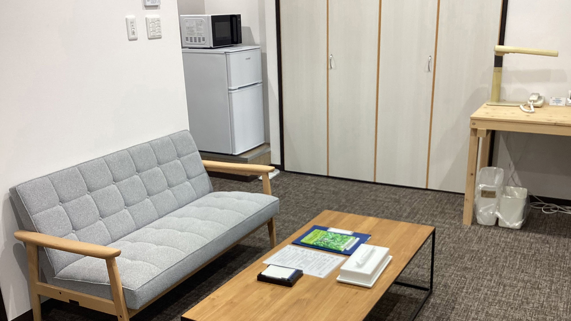・【シングルスイートルーム】すっきり広々、清潔感ある空間。長期滞在にも嬉しい設備が揃っています
