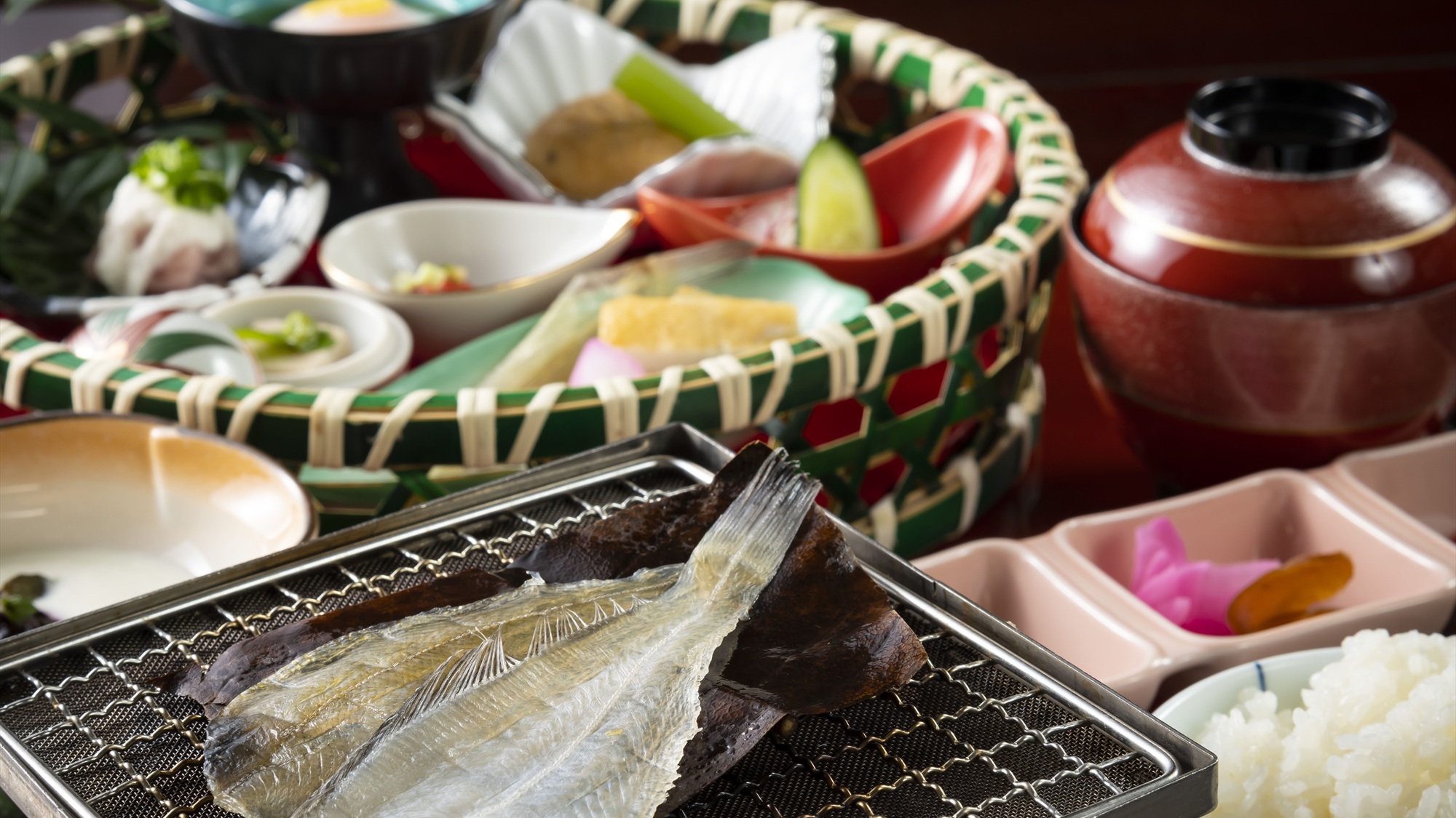 朝食イメージ　焼き魚orカレー　チェックイン時に選択可能