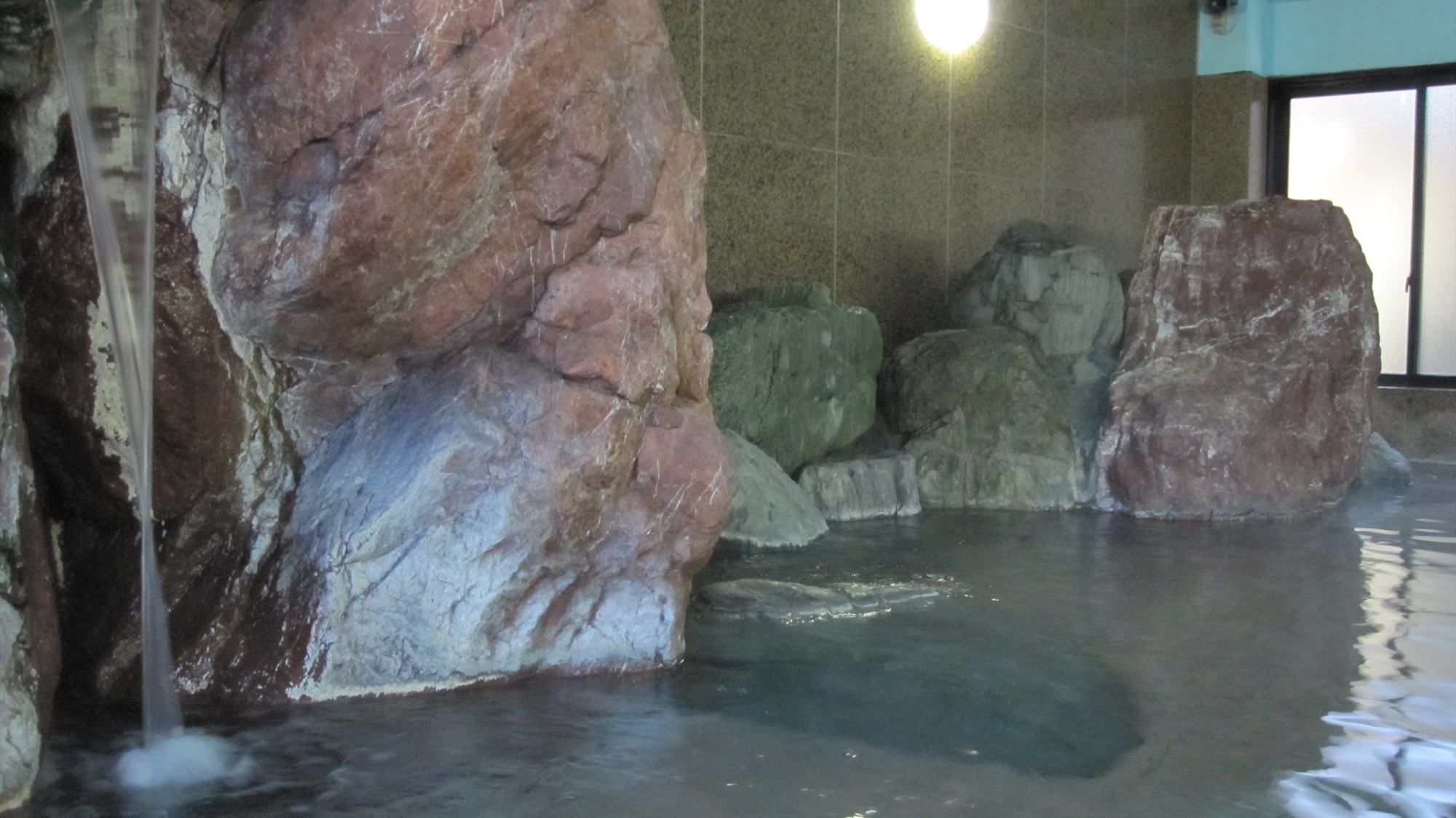 滝の音が心地良い鶴亀の湯