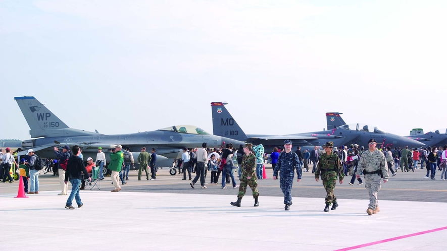 【三沢基地航空祭】　毎年９月に開催される、三沢米軍基地の大イベント。　見所は航空ショーです。