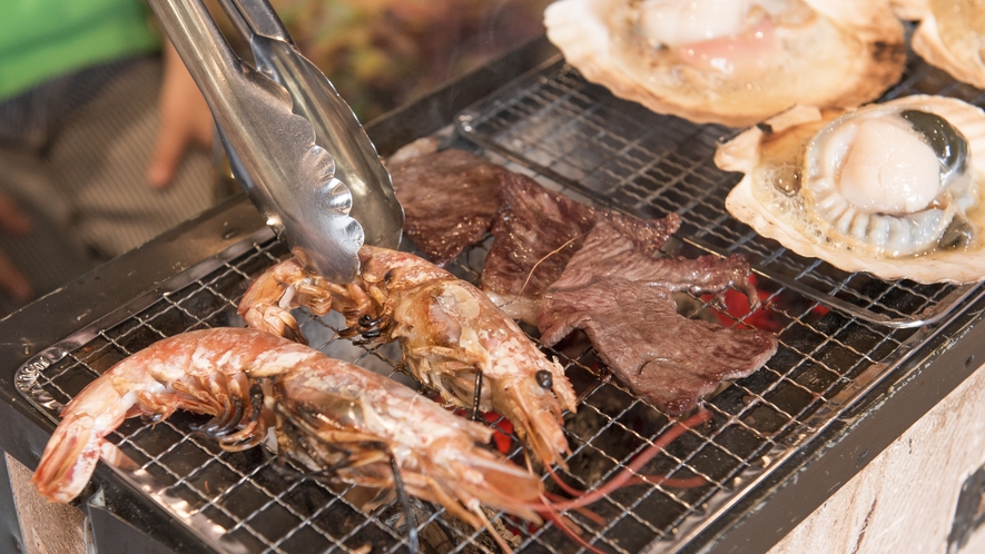 【八食センター　※水曜休み】　センター内の「七輪村」では購入した魚介類を焼いて食べる事ができます。　