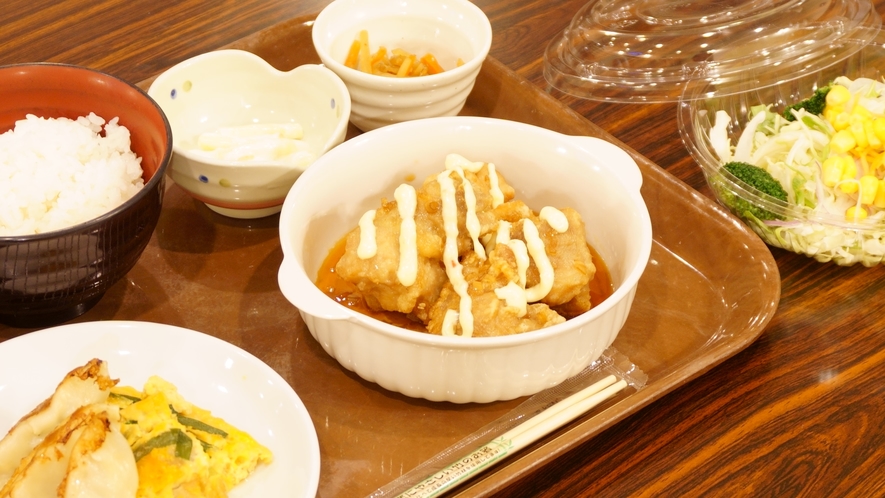 【日替わり夕食一例】　メインの料理は日替わり、ご飯・お味噌汁・サイドメニューは御代わり自由です。