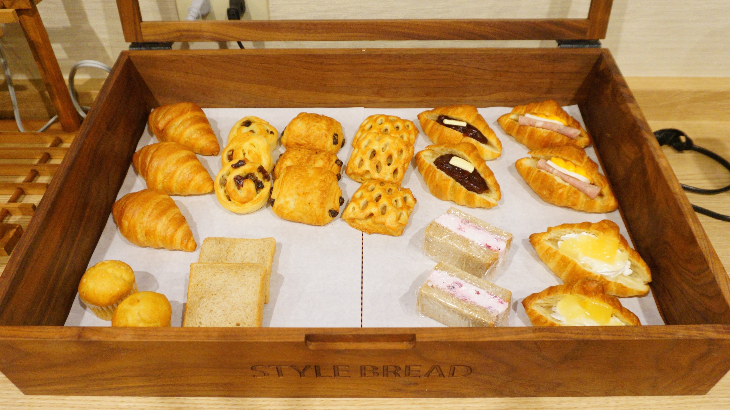 【朝食ビュッフェ一例】沢山の種類のパンをご用意しております。