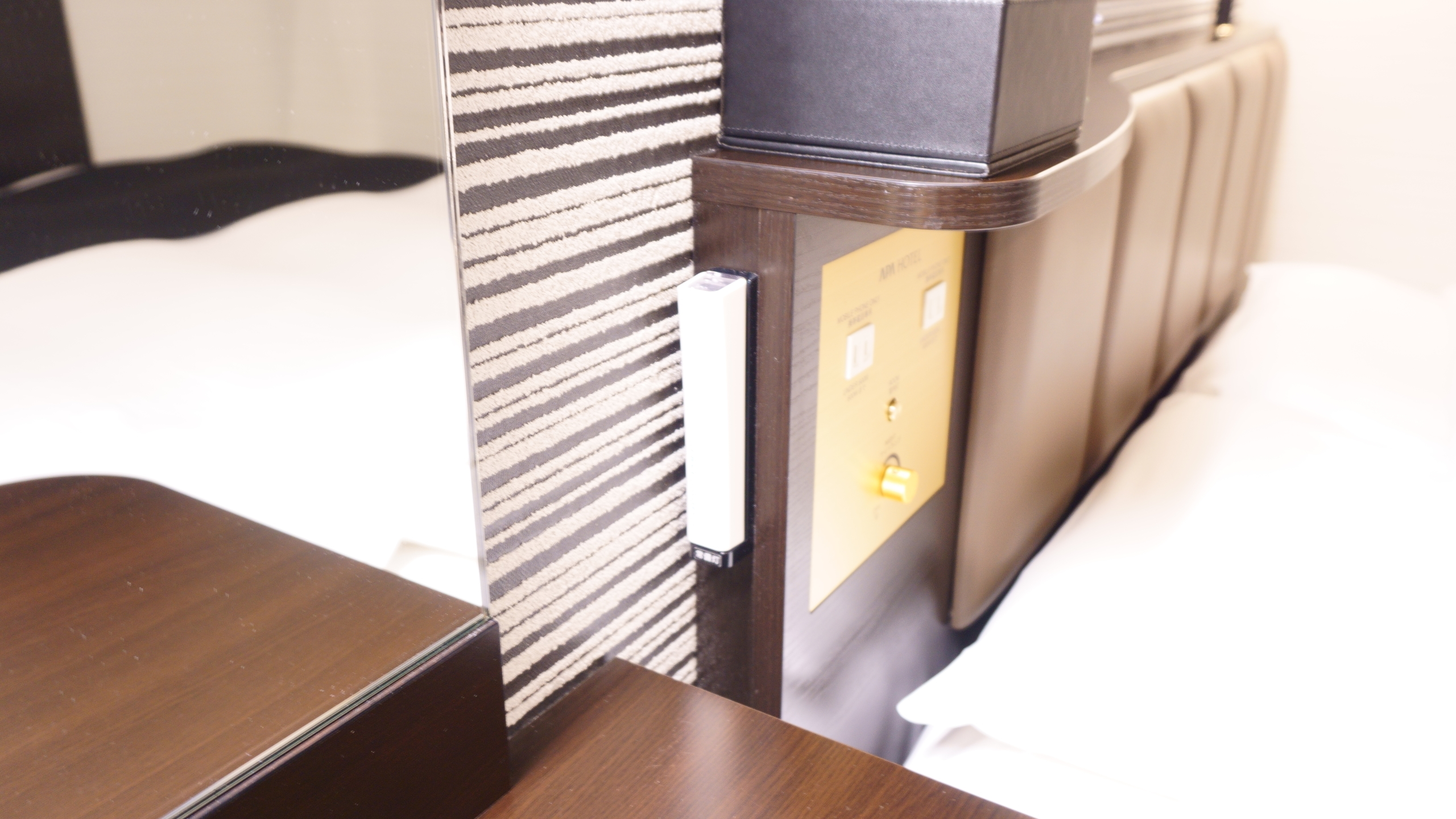 【常備灯】　枕元パネルの横に備え付けております。