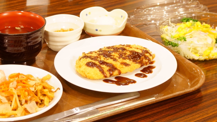 【日替わり夕食一例】　メインの料理は日替わり、ご飯・お味噌汁・サイドメニューは御代わり自由です。