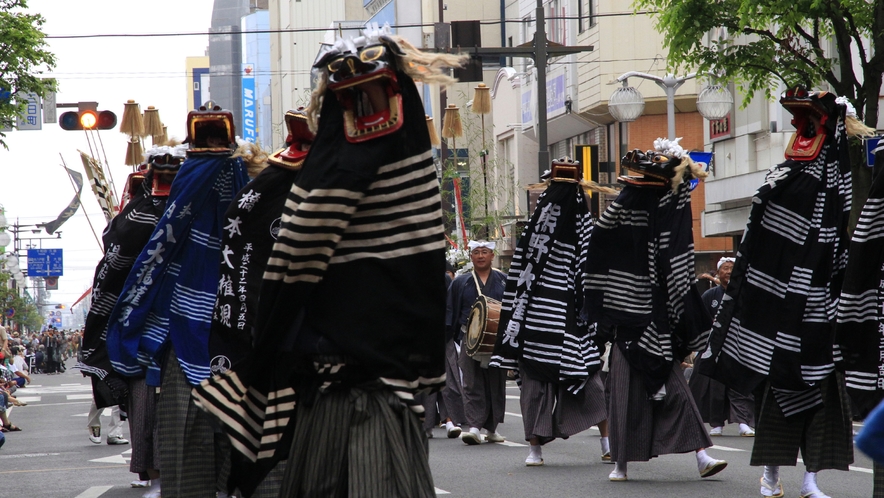 【三社大祭/７月３１日～８月４日】　一糸乱れぬ歯打ちを魅せる「法霊神楽の一斉歯打ち」です。