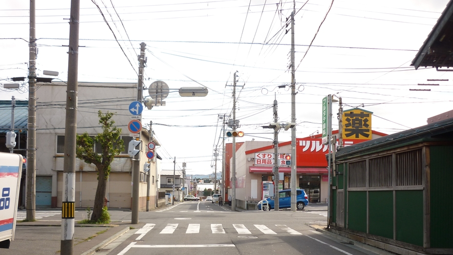 「本八戸駅から徒歩⑦」：信号がある交差点（角にツルハドラッグ）を左折です。