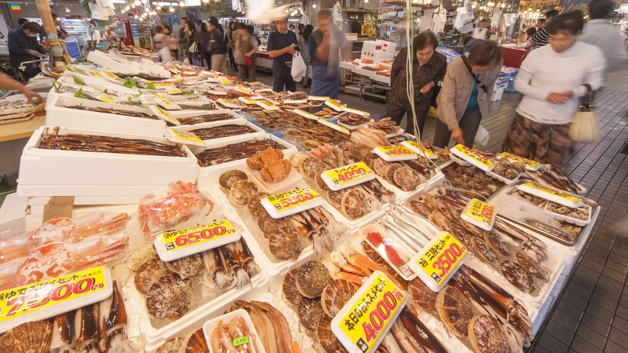 【八食センター　※水曜休み】　購入した商品は宅配便で発送可能。　八戸の旅の最後にお寄りください。