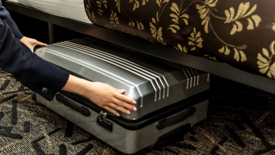 【ベッド下収納】　スーツケースが収納可能です。