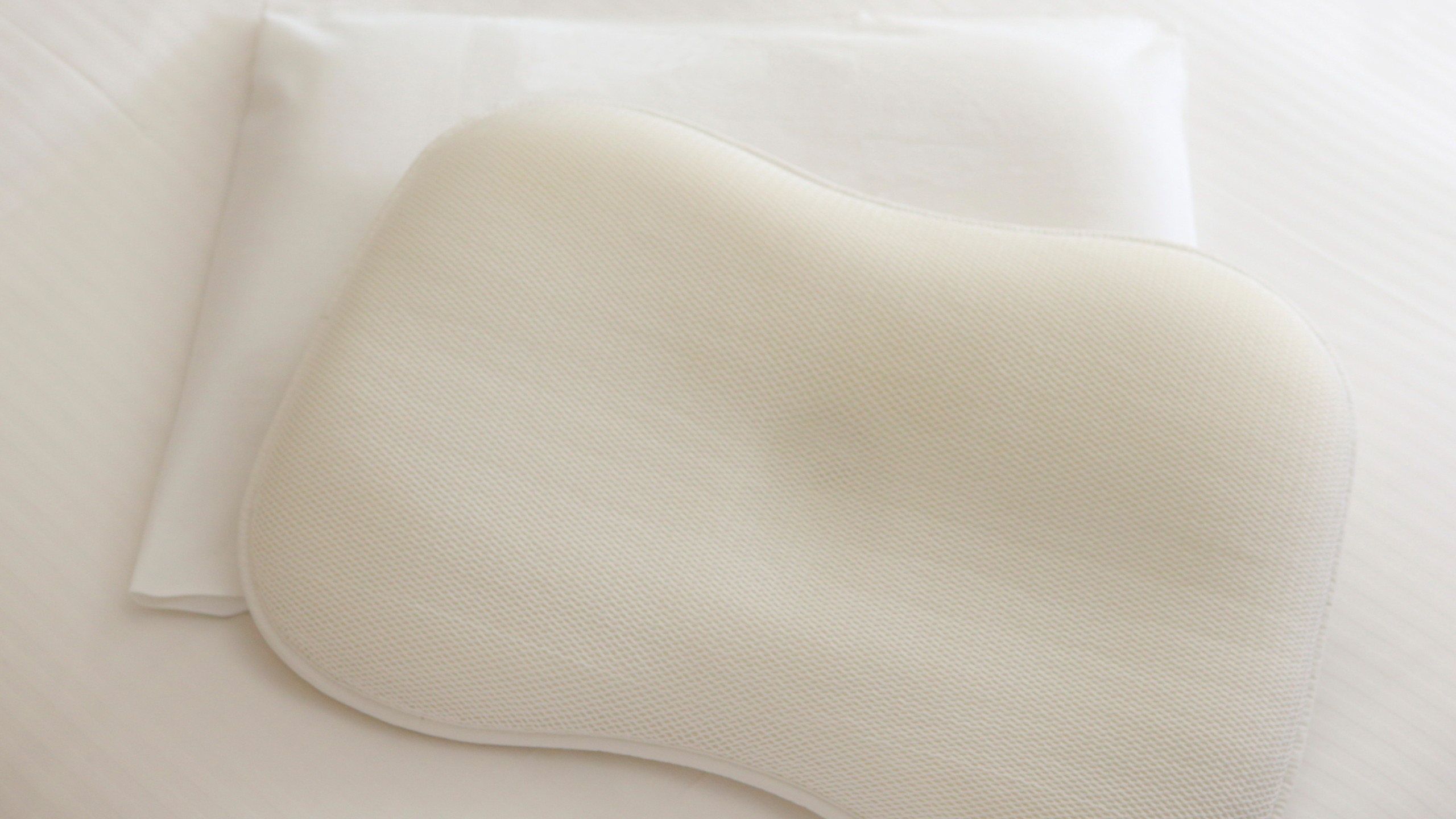 【アパホテルオリジナル3Dメッシュ枕Air Relax】　クラウドフィットベッド専用の枕です。