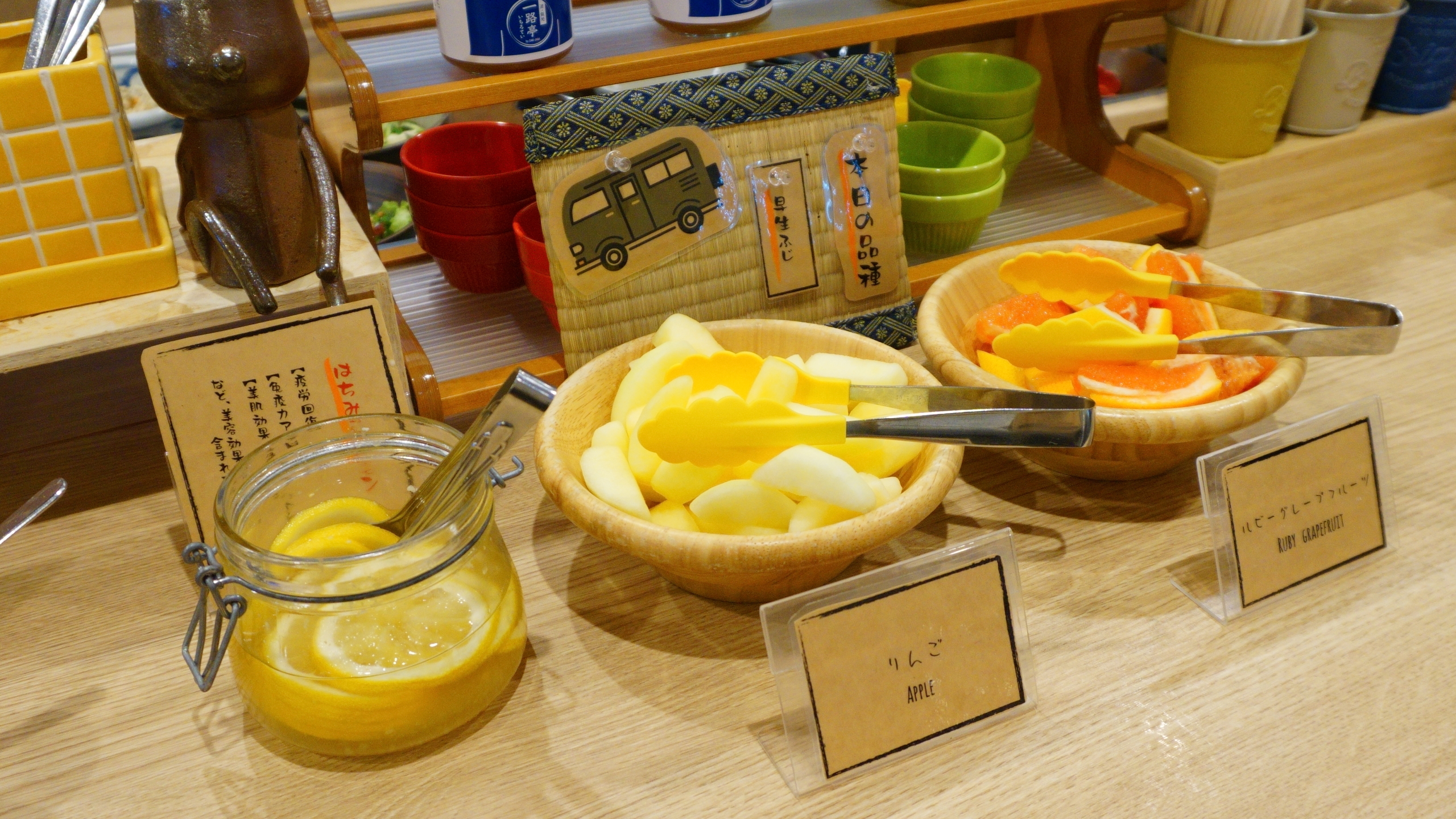 【朝食ビュッフェ一例】フルーツをご用意しております。