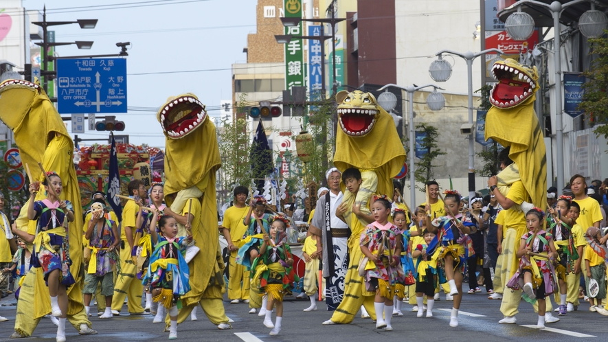 【八戸三社大祭/７月３１日～８月４日】　虎舞の一団です。　頭を噛まれると無病息災と言われます。