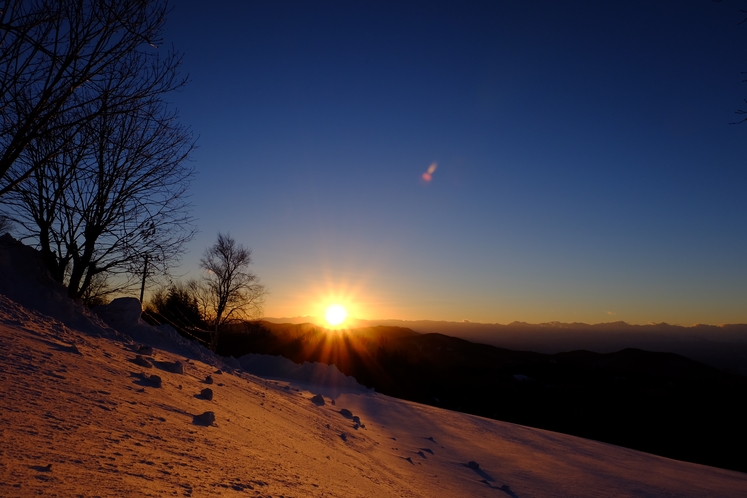 冬の夕焼け。日が沈むと途端に、寒く冷えた静寂の世界