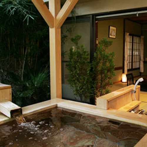 * 帶大露天浴池的客房 [Kazesayaka] 可以讓兩個成年人沉浸其中。