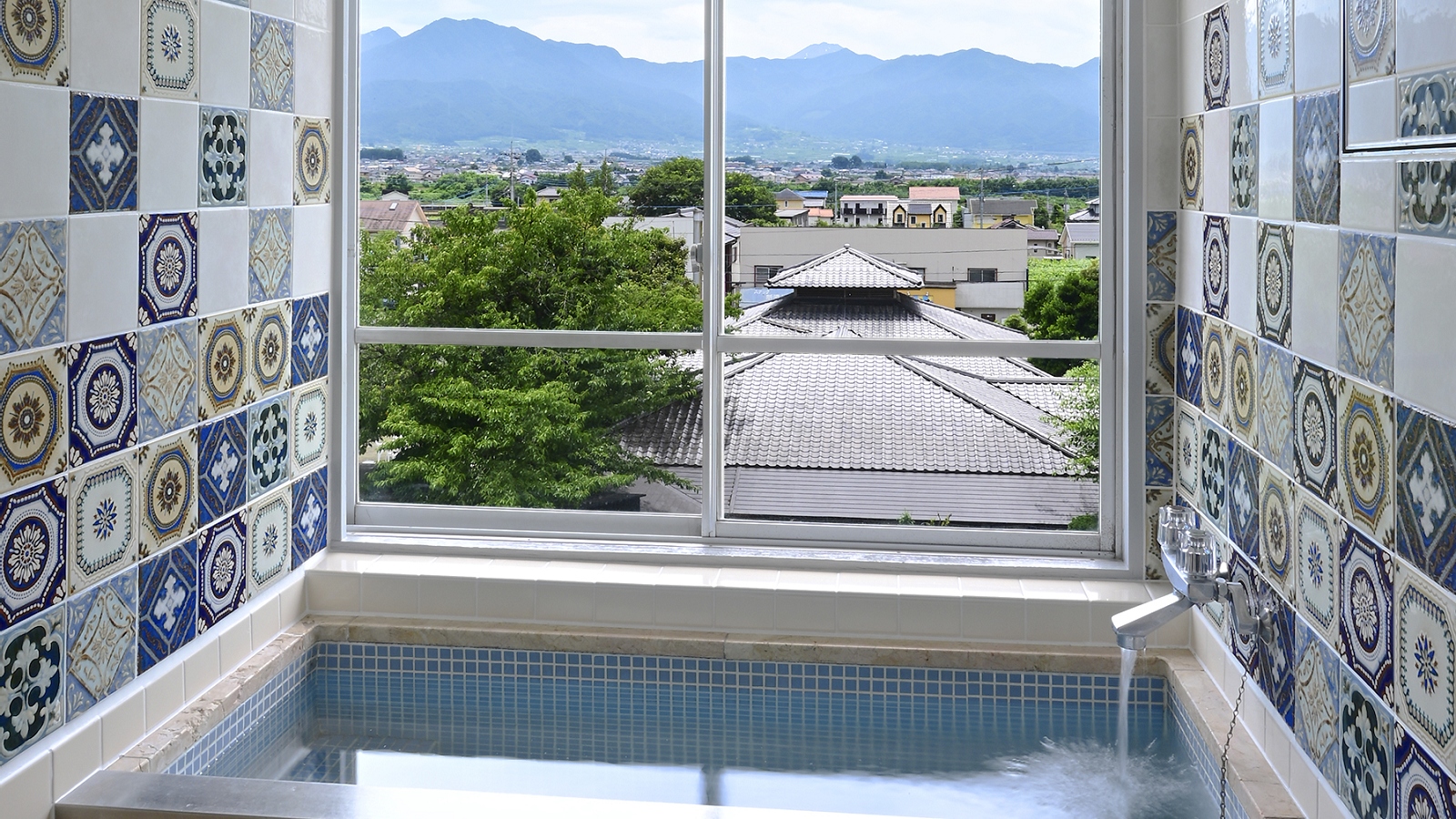 本館 和室14.5畳のバスルーム（温泉）　レトロタイルが彩ります