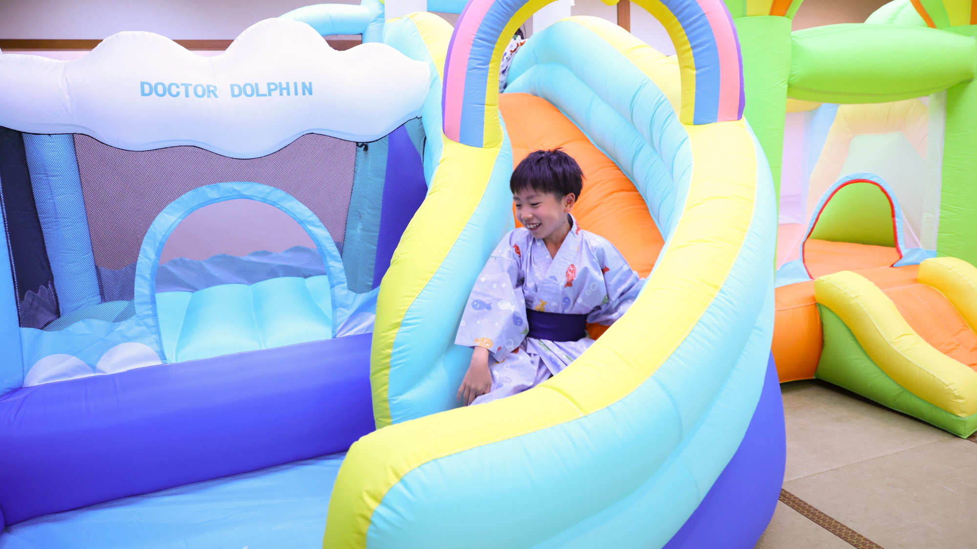 遊技場にはふわふわ滑り台も♪