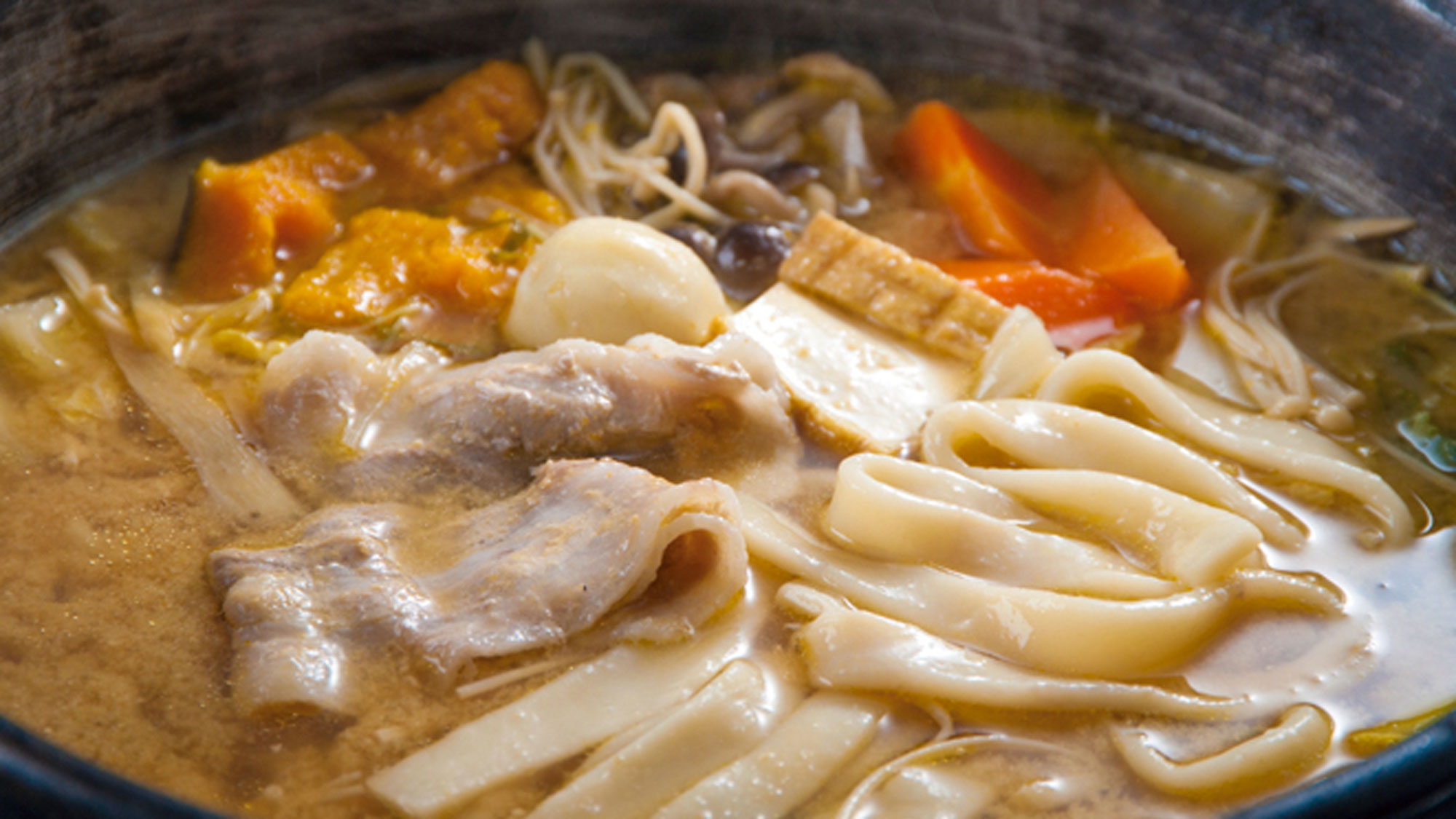 食材のうまみ溢れる大鍋のほうとう。山梨ならではの味覚をお楽しみください。