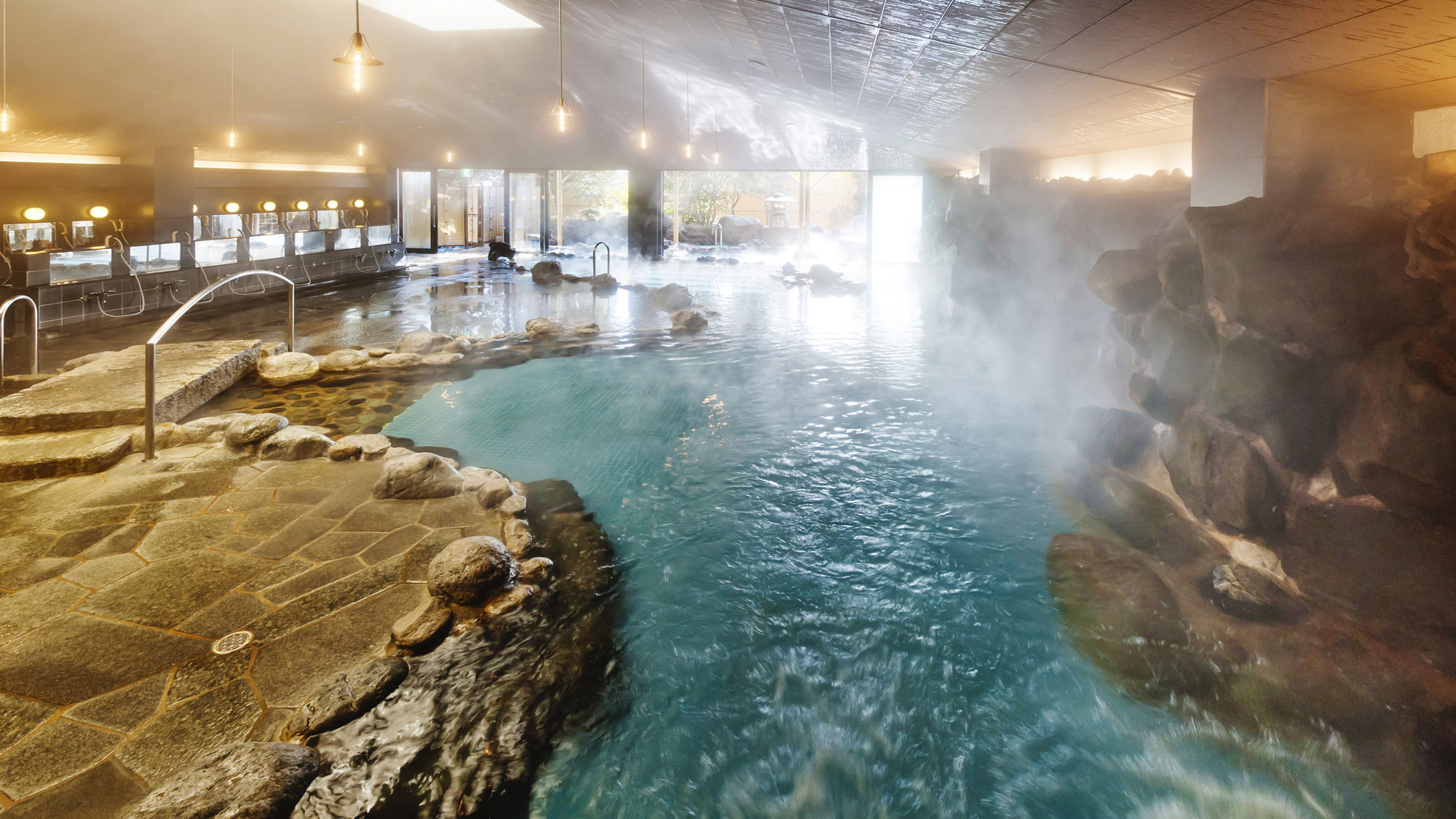 大岩風呂 信玄　むき出しの岩肌による重厚感と広々とした開放感。