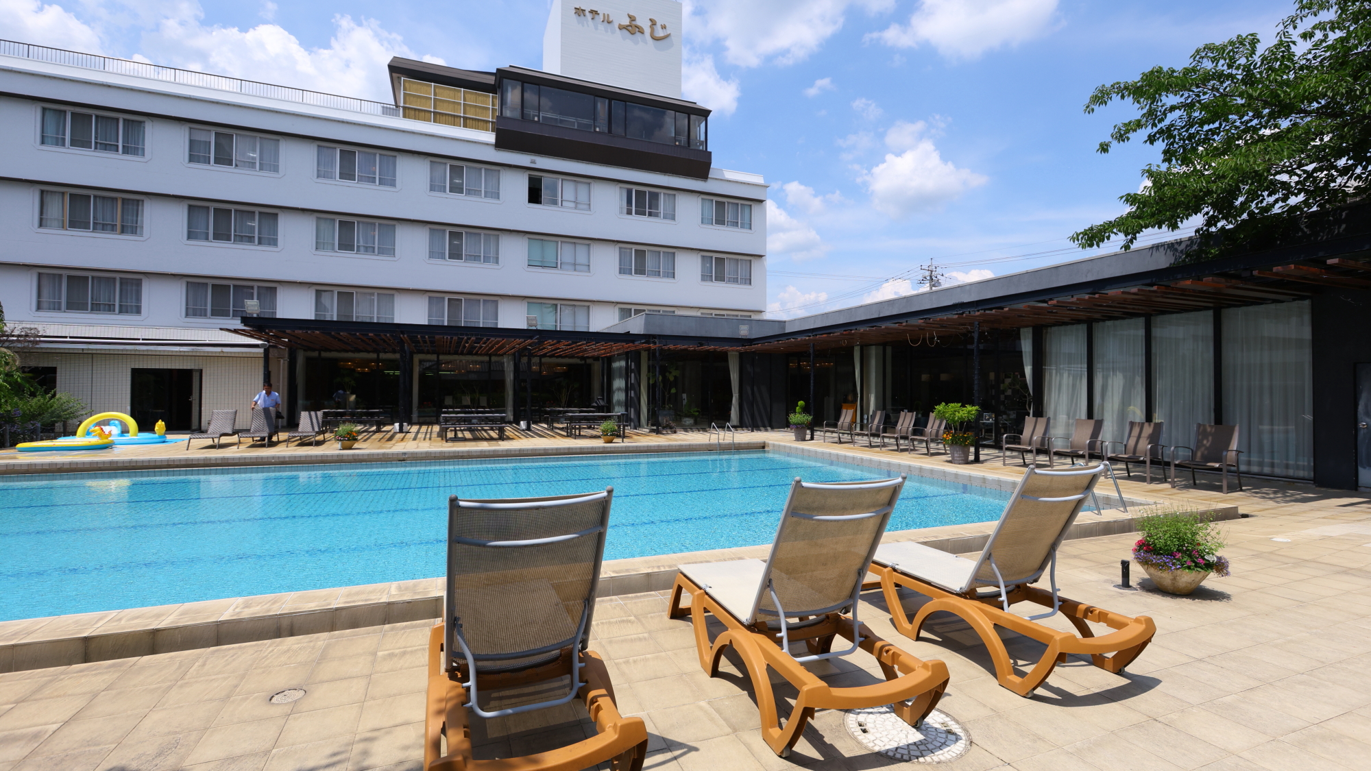 屋外プール（夏季OPEN）