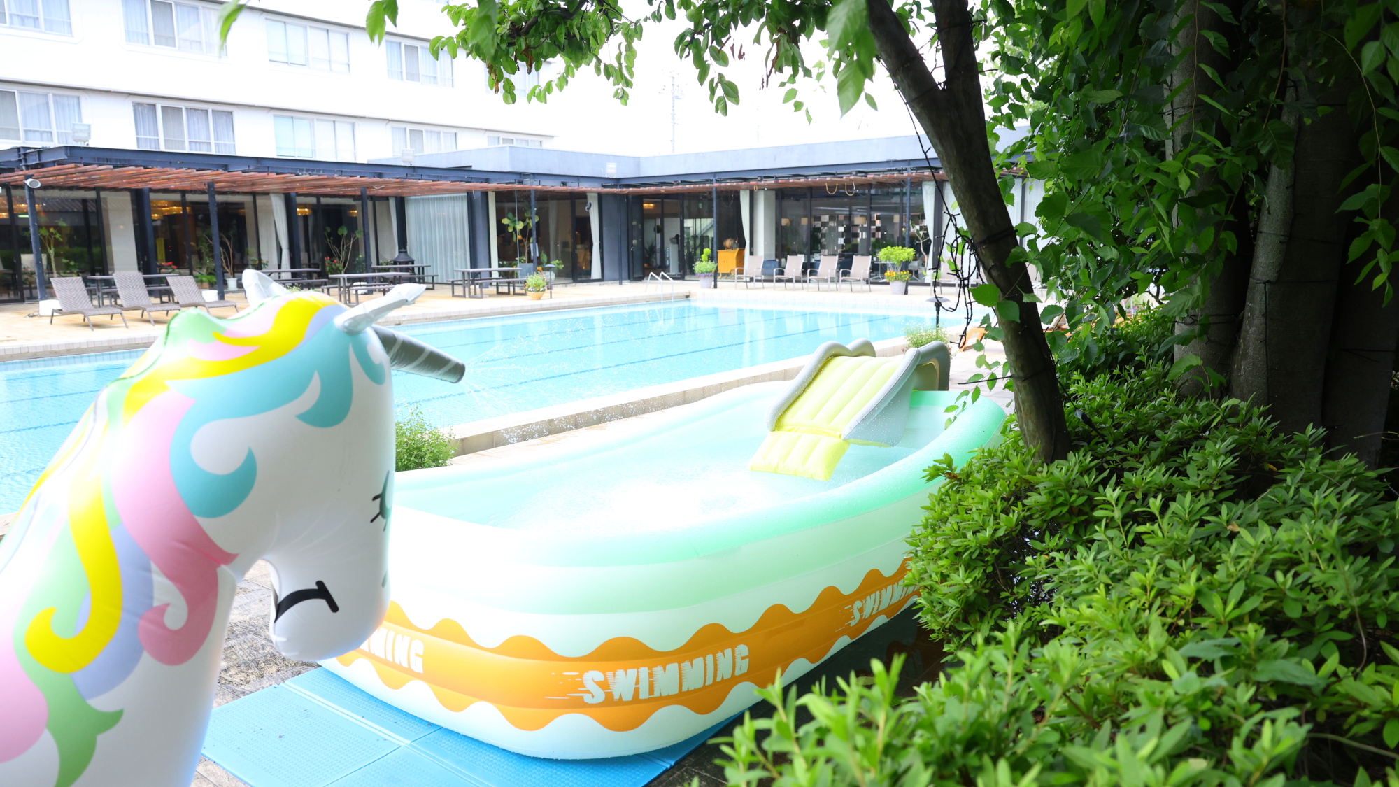 お子様が遊べるプールもございます