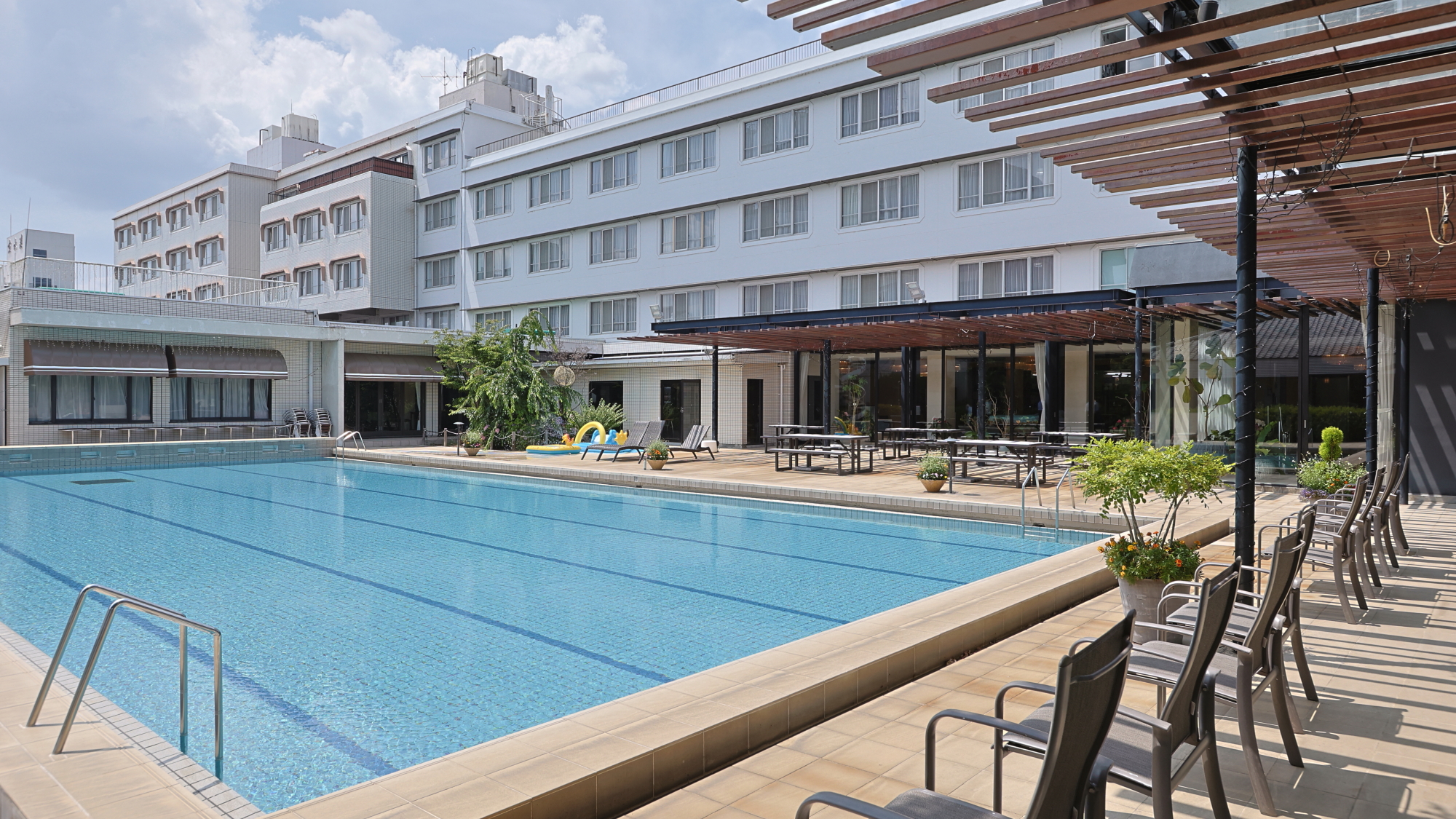 屋外プール（夏季OPEN）