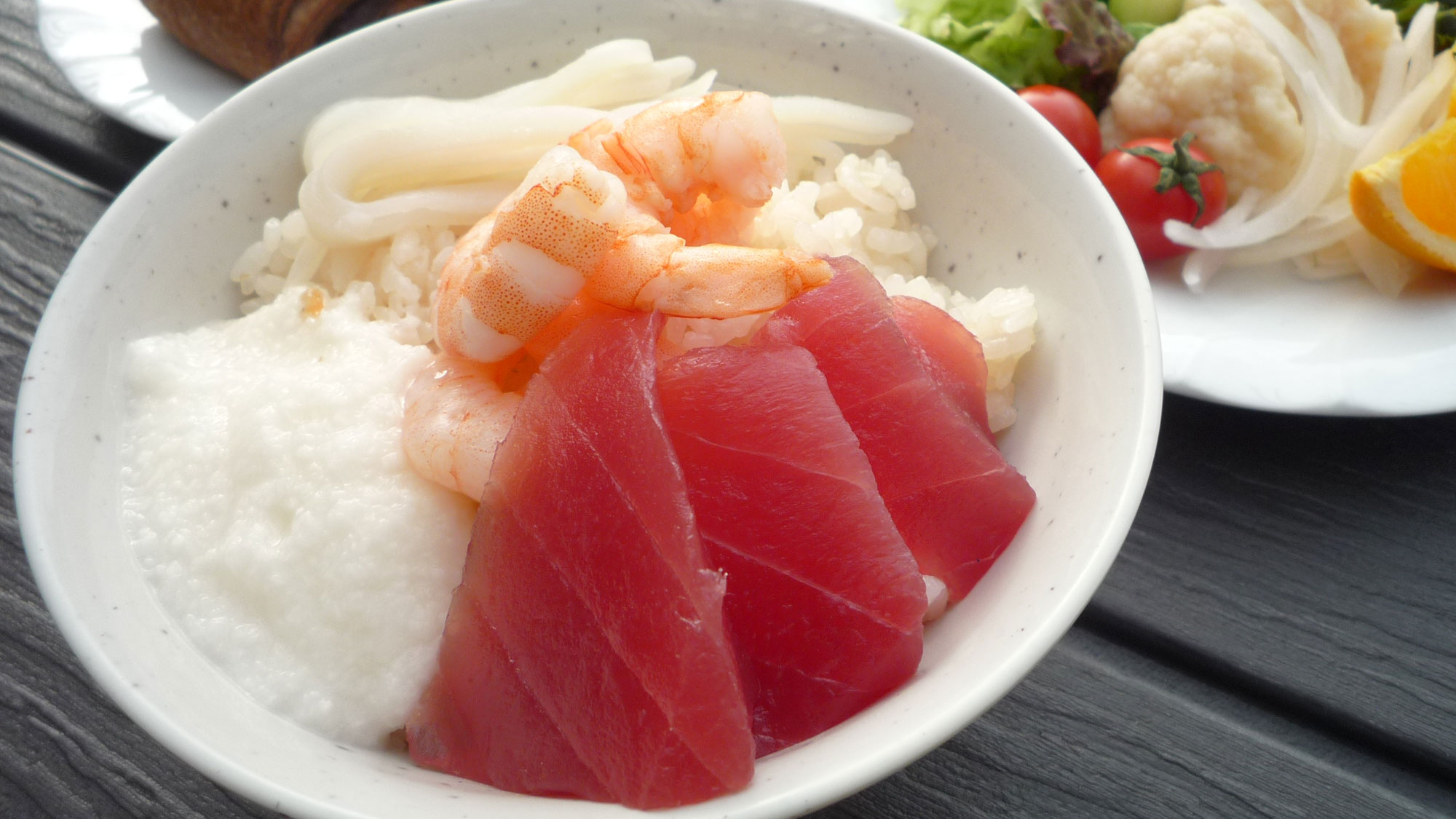 朝食バイキング 好きな海鮮を心ゆくまで盛り付ける、自分だけのオリジナル海鮮丼。