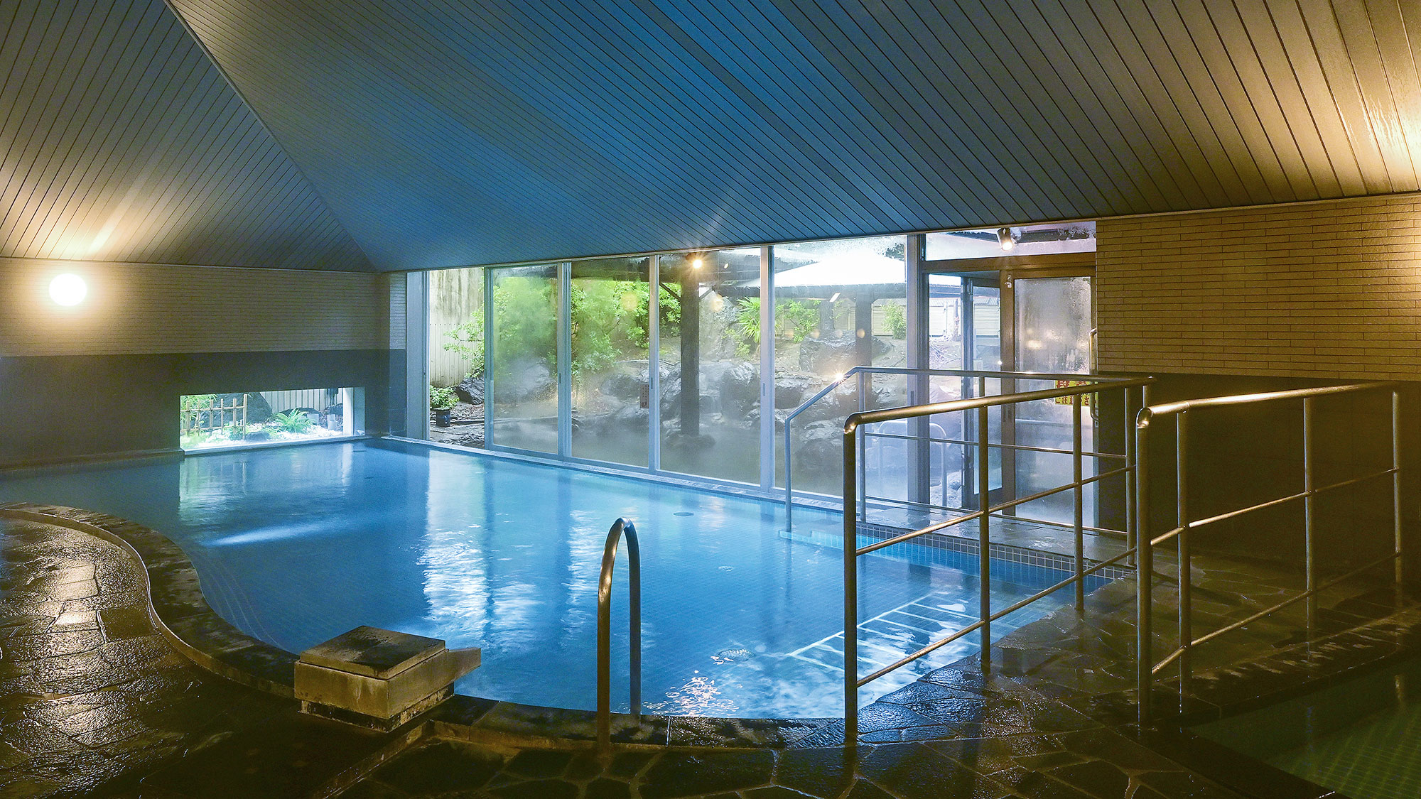 シックで落ち着いた雰囲気を醸し出す、石畳の大庭園風呂「きんすい」