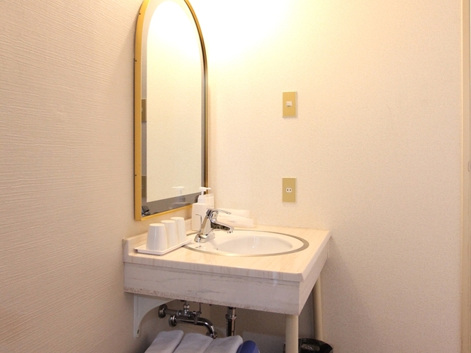 《洗面台》ツイン・トリプルルーム　3名様のお部屋も洗面が独立していて使いやすいです。