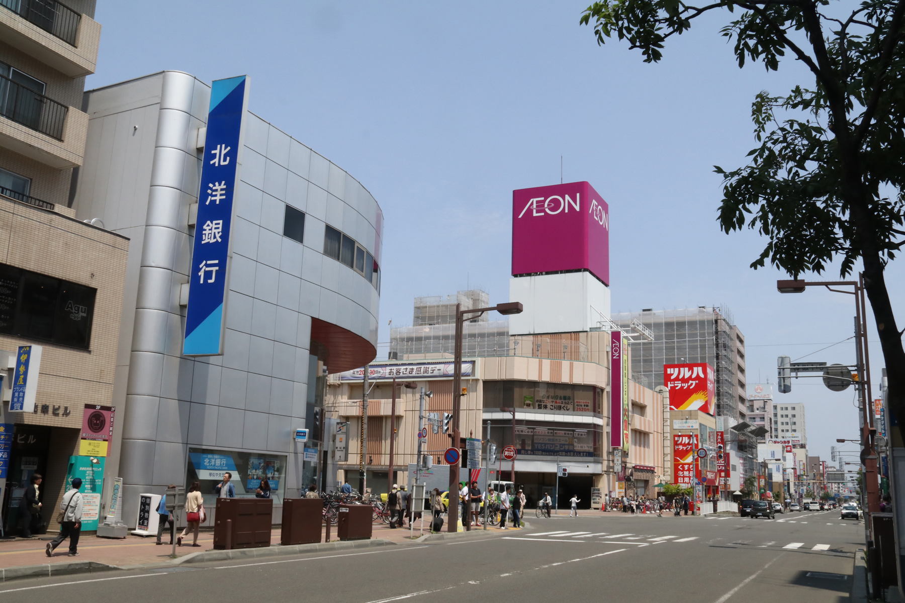 《周辺》目の前にイオン、その他周辺に飲食店やコンビニが多数あります