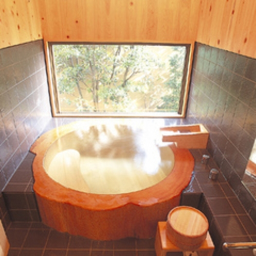 客室「一穂庵」内風呂　桧の丸太風呂で至福のときを…