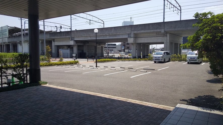 本館　正面玄関側　駐車場