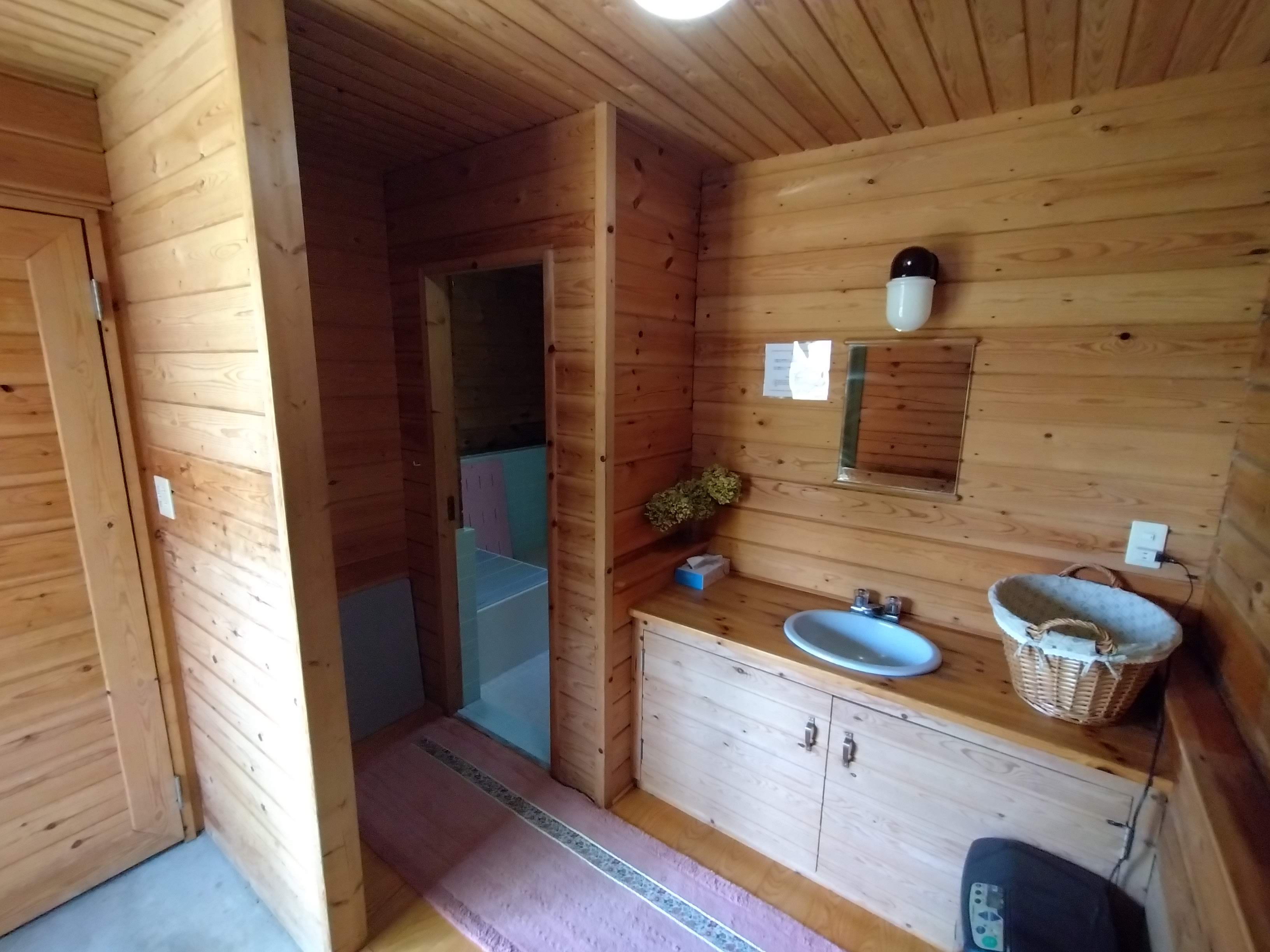 山小屋風小さなログハウス・浴室棟脱衣所