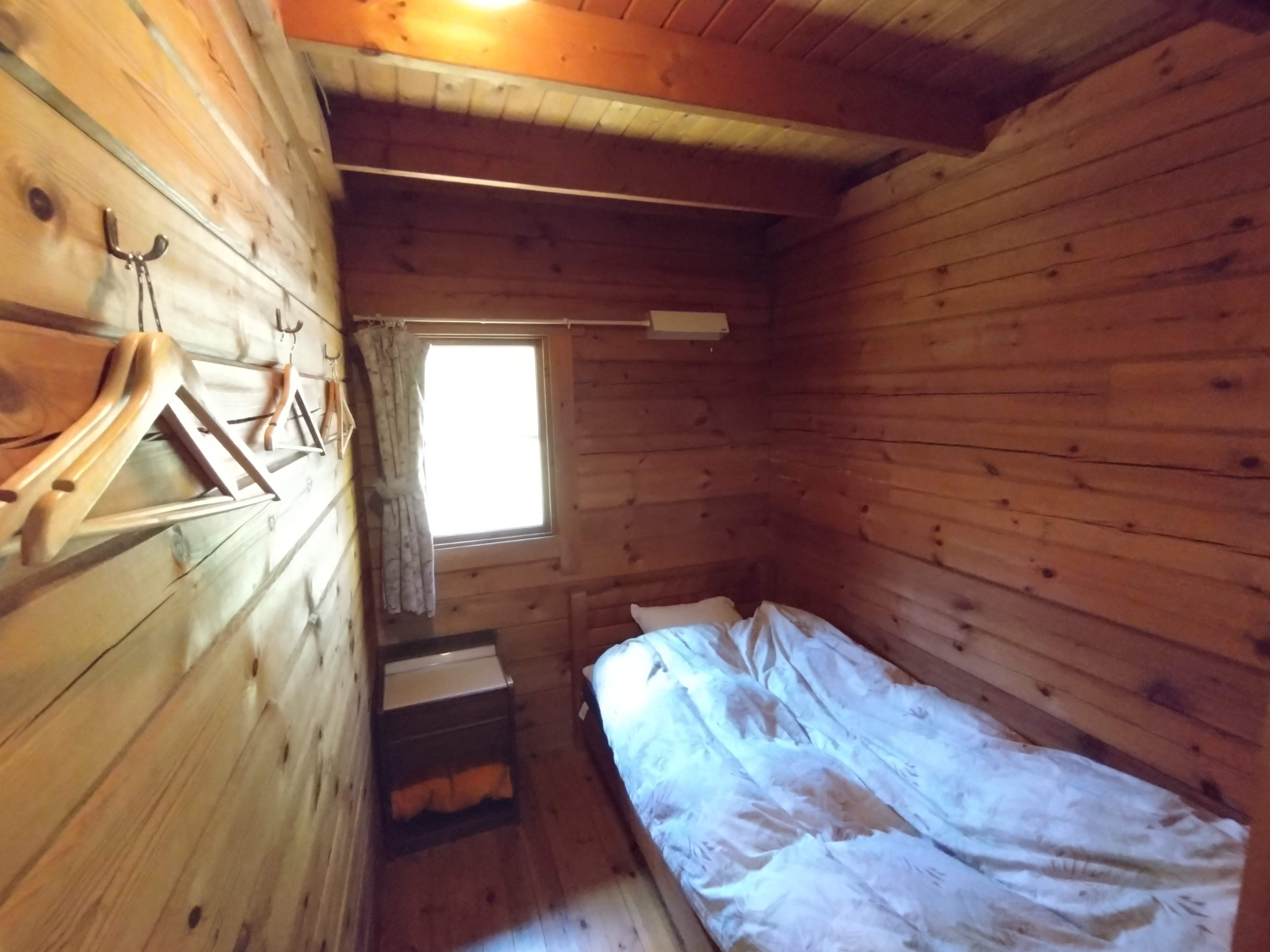 山小屋風小さなログハウス・シングルベッド