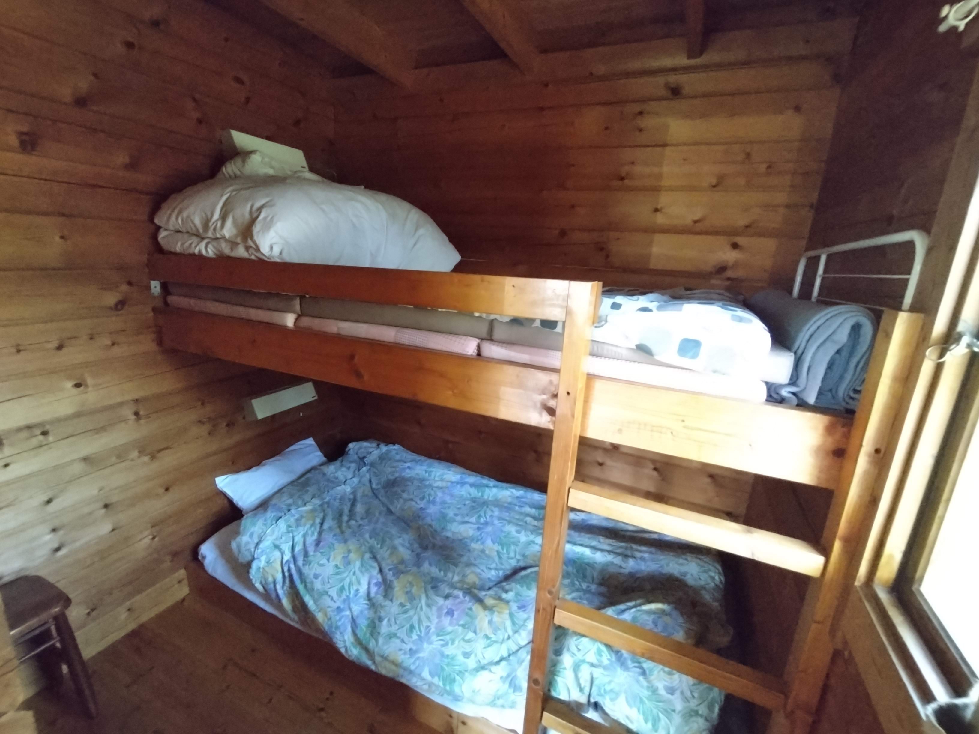 山小屋風小さなログハウス・2段ベッドルーム