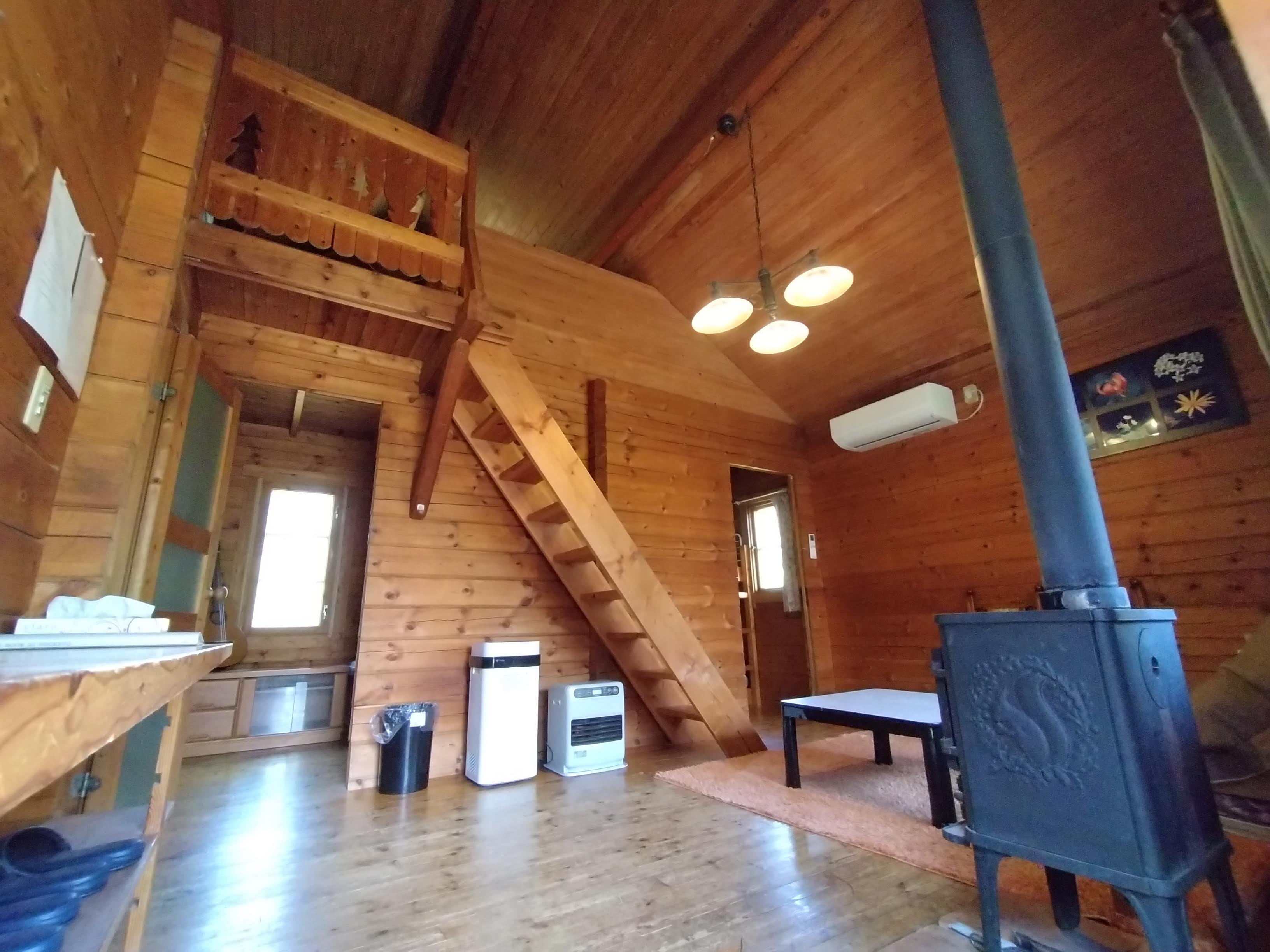 山小屋風小さなログハウス・居間