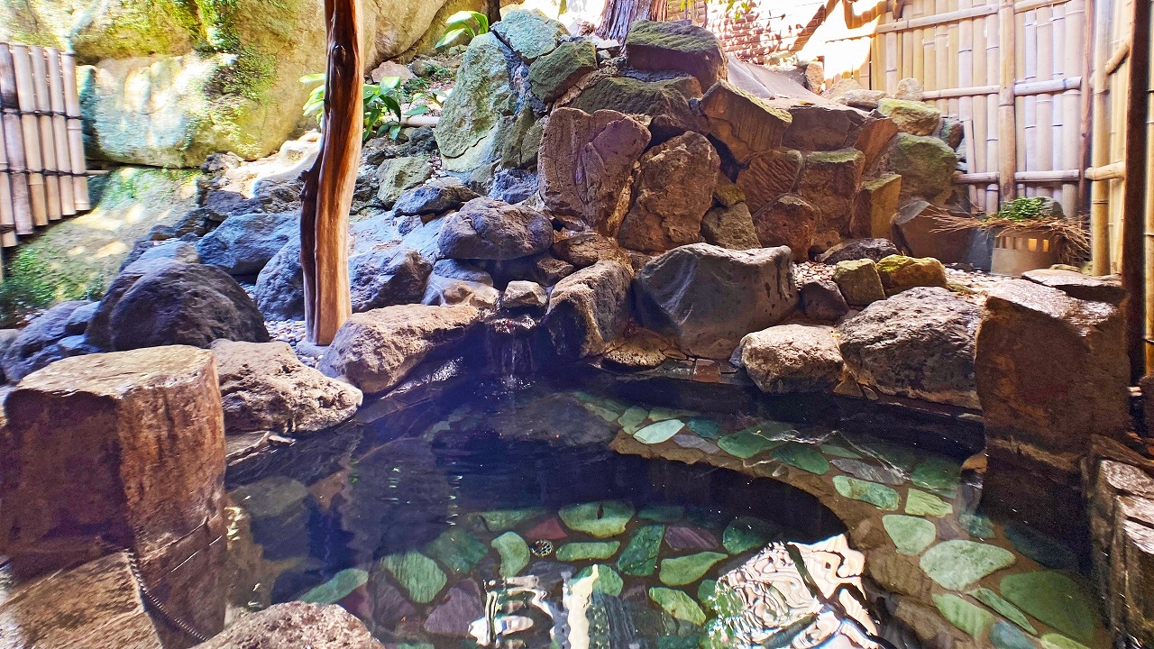 頼朝の腰掛岩が残る露天岩風呂