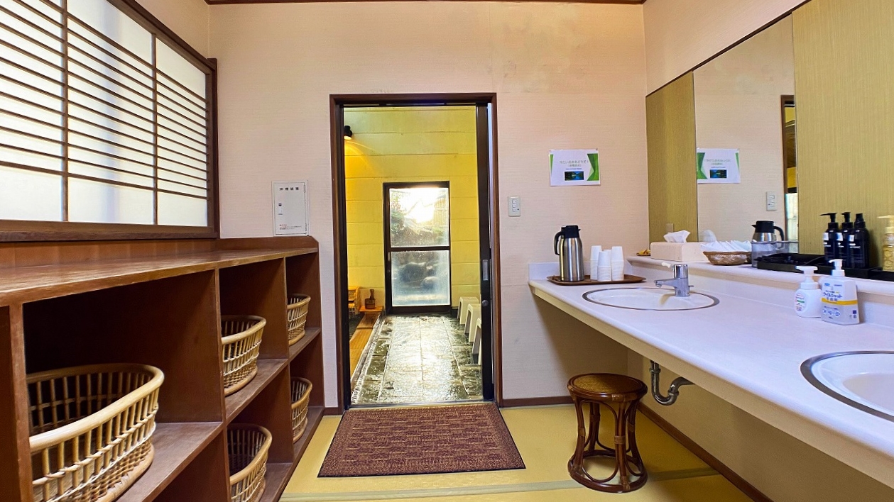 岩風呂側脱衣所