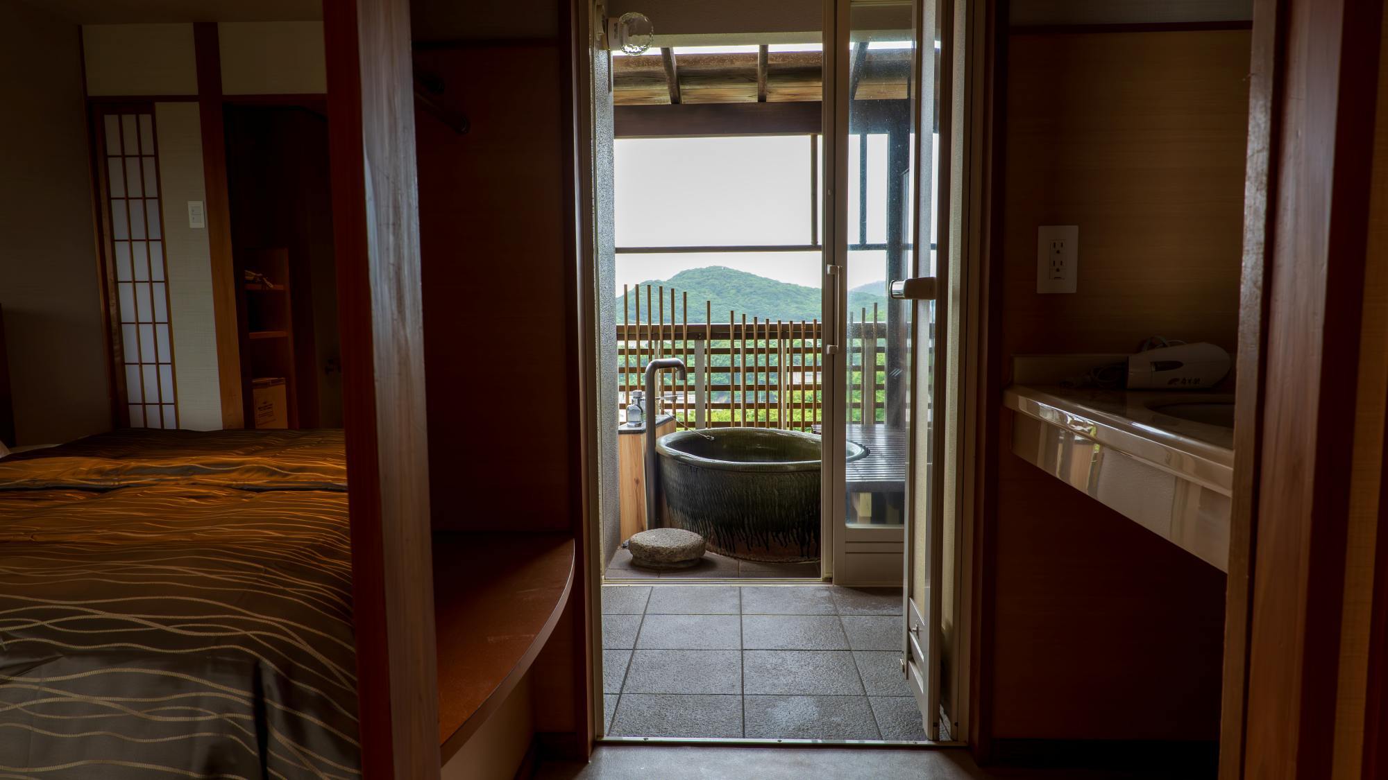 露天風呂付 特別和洋室（35㎡）※ベッドの位置が異なる2タイプがございますが、お選びいただけません