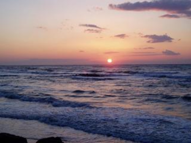 日本海の夕日「海まで歩いて１５分、早朝散歩も気持ちいいよね」
