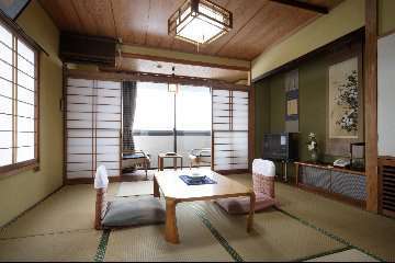 Kamar bergaya Jepang dengan bathtub dan toilet