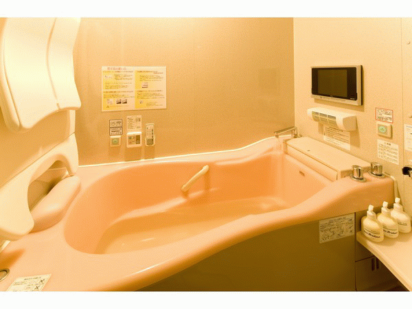 発汗浴とは、、、熱いサウナは苦手、でも大丈夫!!湯船に半身浴できるぐらいのお湯をはり、ゆっくりスチームミストで体を温め、汗など老廃物を出しすっきりリフレッシュできます!!しかも浴槽正面にはTVがありますのでゆっくりできますよ〜♪