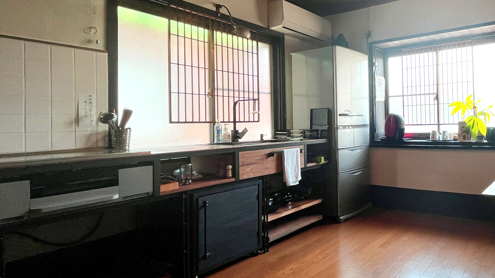 【共用】こだわりのアイアンキッチンで長期滞在を応援 