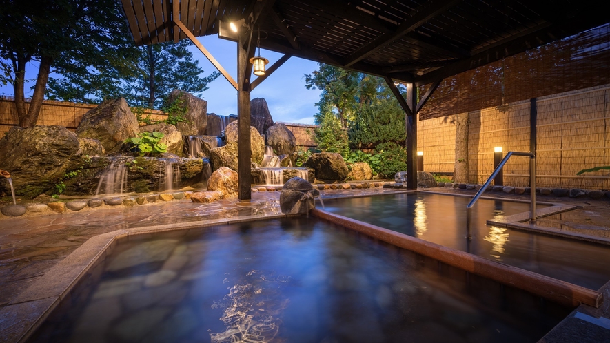日没・源泉100％完全かけ流し！ラジウムイオン豊富な美人の湯「せせらぎ」滝の流れる露天風呂です。