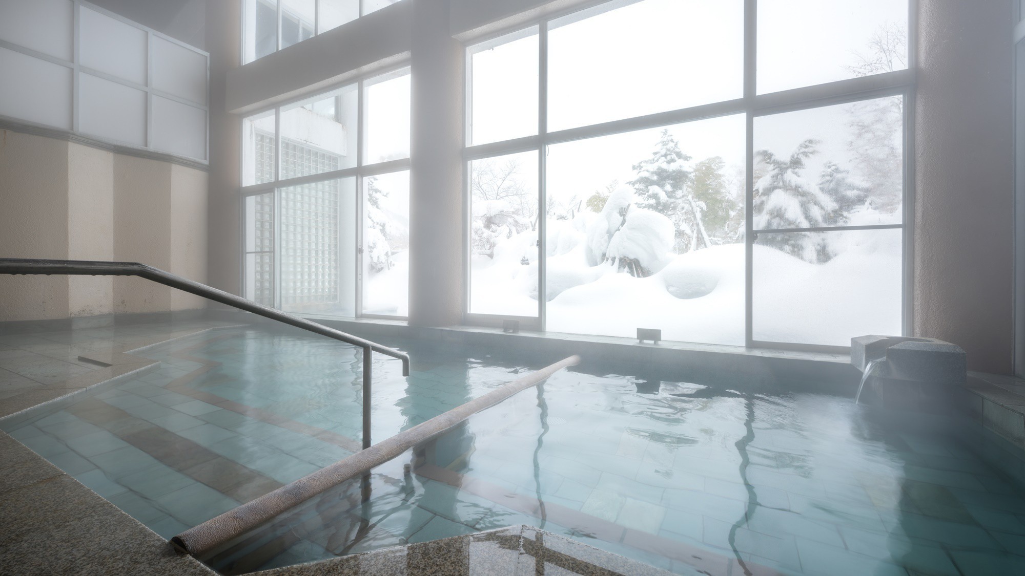 冬・源泉100%・庭園を望む大浴場「あさみどり」あつ湯・ぬる湯の二つの湯舟。