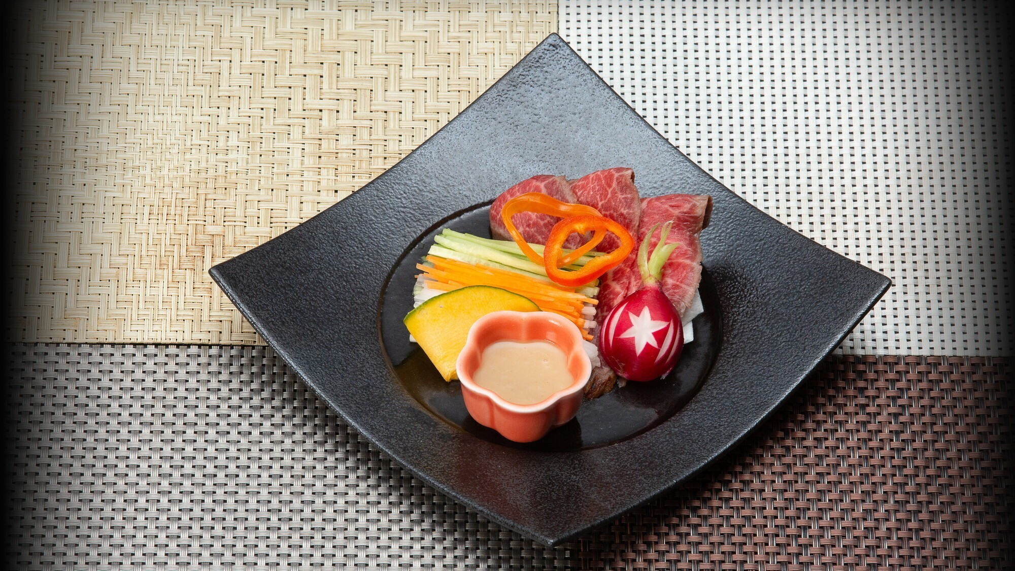 【お造り】米沢牛炙り千野菜サラダ・オニオンソース