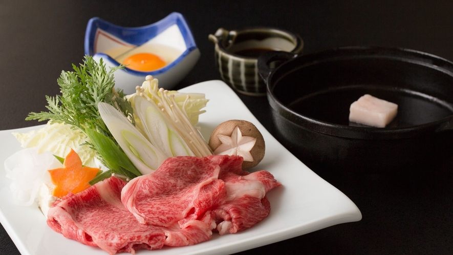 【日本三大和牛】人気の米沢牛のすき焼き。特製わり下でどうぞ！【日本三大和牛】人気の米沢牛のすき焼き。