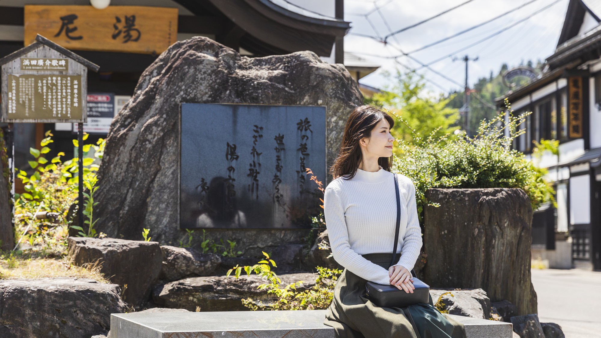 【足湯・飲泉所】山里の田舎造りの源泉掛け流し、宿の入口にあります。