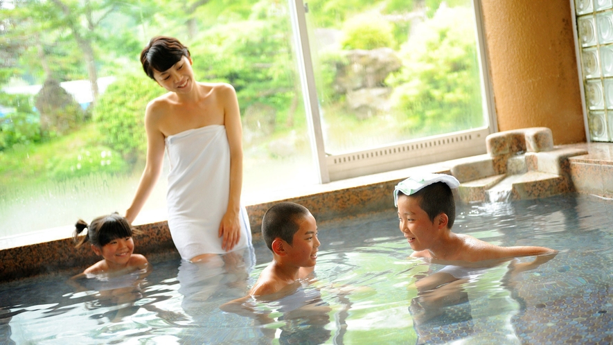 『ぜひご家族で』広々とした貸切風呂。ご宿泊のお客様は無料。もちろん源泉100％かけ流しです。