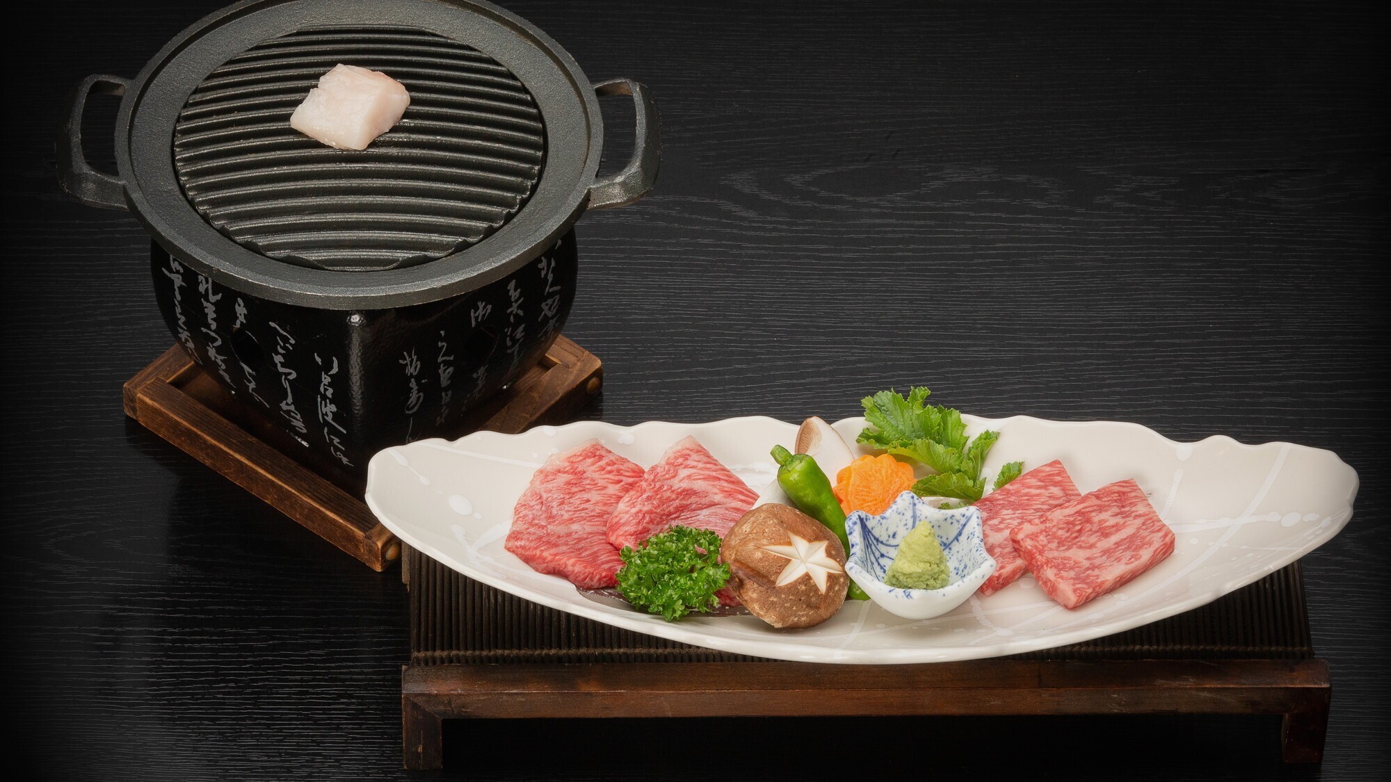 【メイン】特選米沢牛希少部位とサーロインの二種・瓦焼風