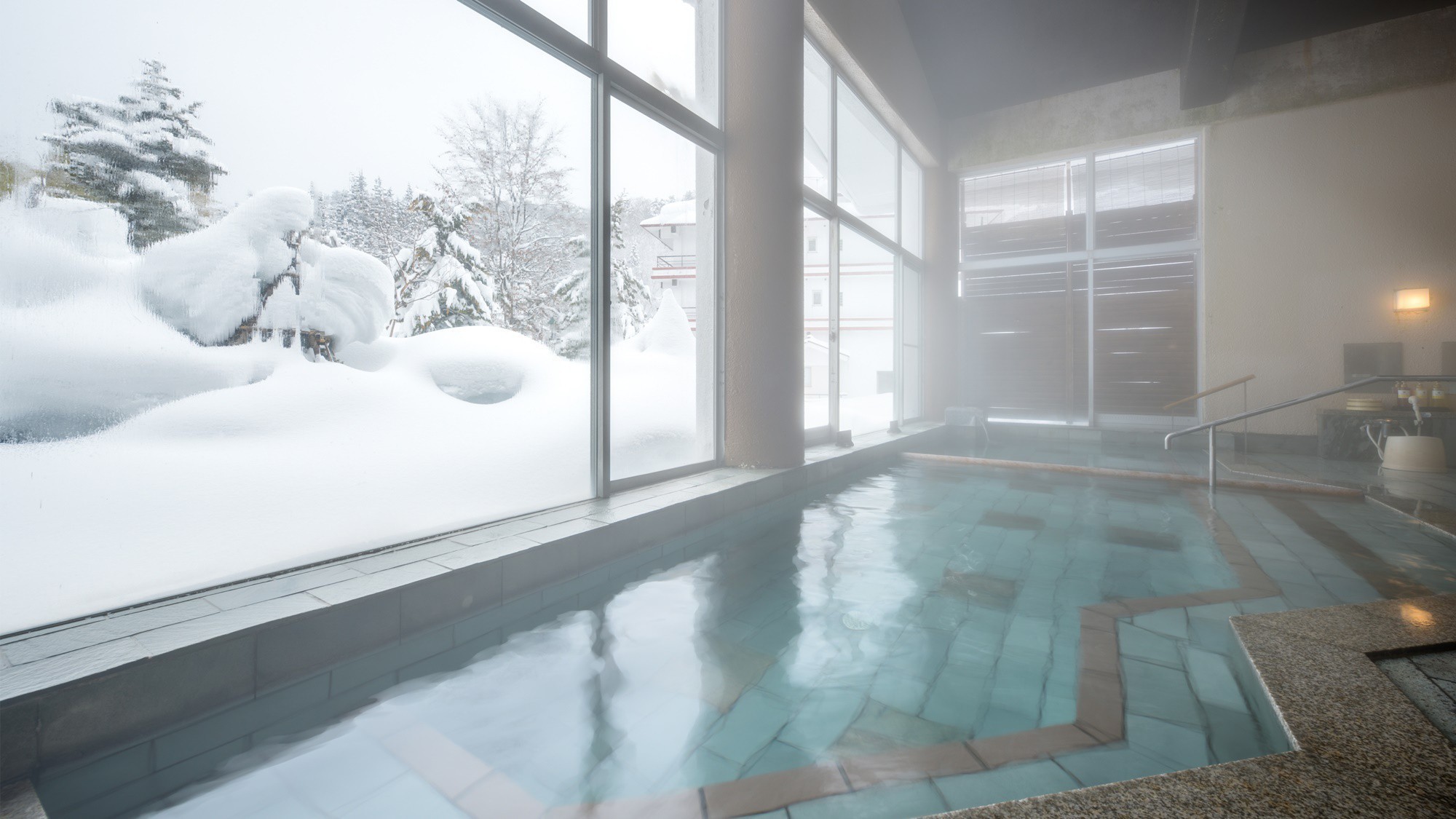 冬・源泉100%・庭園を望む大浴場「あさみどり」あつ湯・ぬる湯の二つの湯舟。